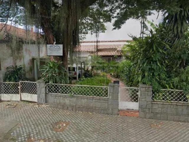 Casa térrea com 03 quartos necessita reforma