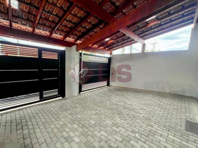 Casa térrea com 2 dormitórios, no Centro de Caraguá
