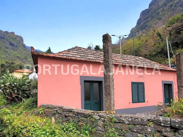 Casa térrea, com 365m2 de terreno plano, junto da estrada, Serra de Água, Ribeira Brava