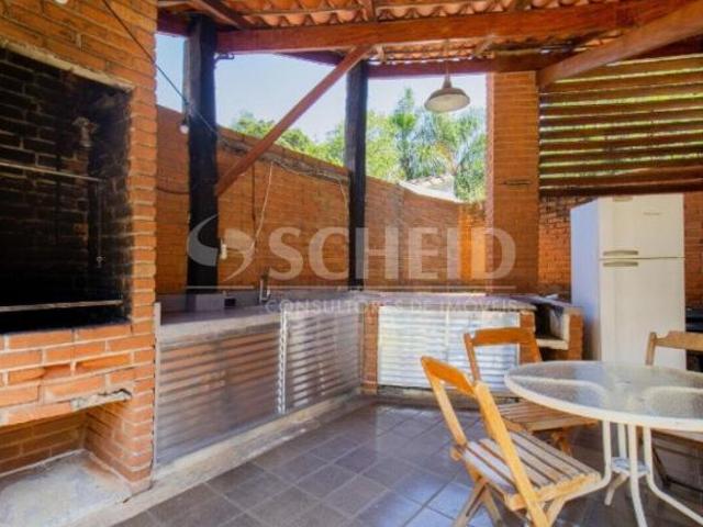 Casa Térrea com 492m² de área construída e 1200m² de terreno Interlagos