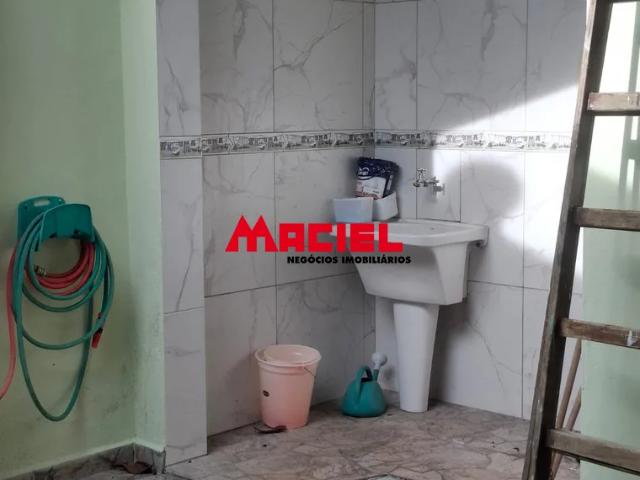 CASA TERREA COM 4 DORMITORIOS SALÃO COM CHURRASQUEIRA