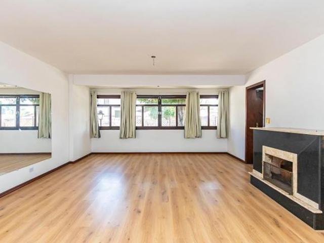 Casa térrea com 4 quartos em terreno de 414 m² no Campo Comprido rua sem saída