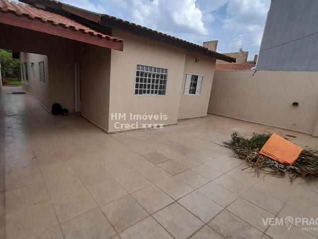 Casa Térrea com 4 Quartos para Alugar por R$ 2.500/mês
