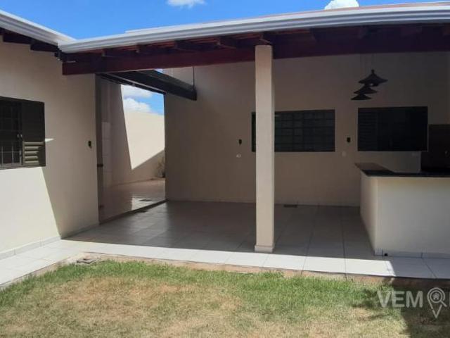 Casa Térrea com 4 Quartos para Alugar por R$ 2.400/mês
