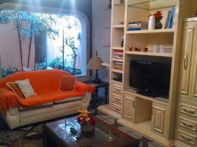 CASA TÉRREA com 4 quartos sendo 1 suíte, 345 m² de área construída, à venda por R$ 1.900.000 Vila