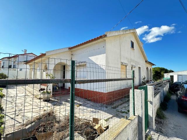 Casa térrea com 5 quartos, 2 wc e grande quintal