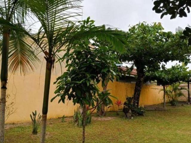 CASA TÉRREA, COM AMPLO TERRENO DE 648 M². ÓTIMA LOCALIZAÇÃO. MOBILIADA E COM CHURRASQUEIRA. GARAGEM