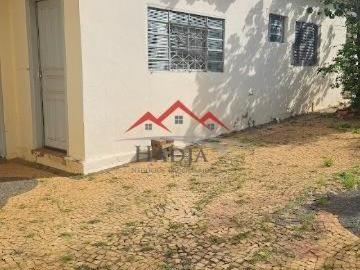 Casa Térrea com Amplo Terreno e ótima localização à Venda no Jardim Chapadão