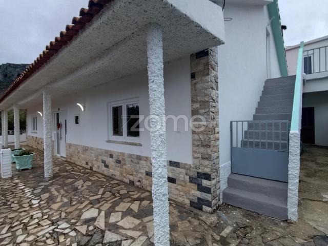 Casa térrea com anexos em Mira de Aire, Porto de Mós