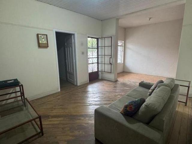Casa térrea com dois quartos e terreno para venda na Vila Moreira!