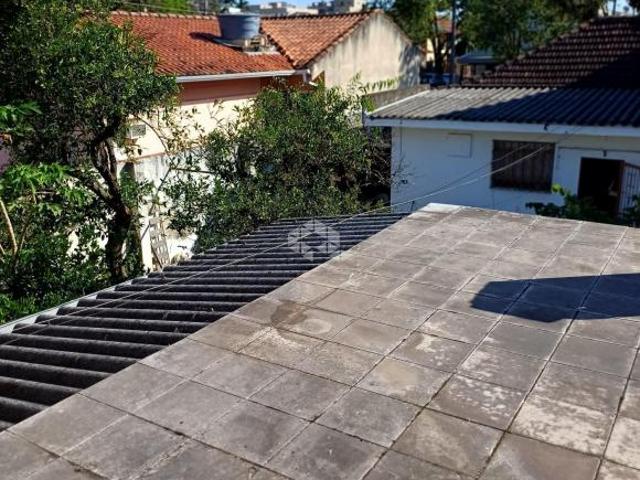 Casa térrea com edícula e pátio com 3 vagas de garagem no Bairro Nonoai