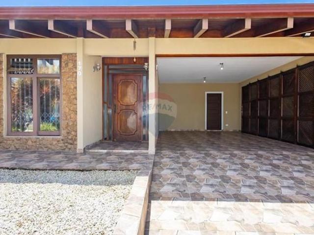 Casa Térrea com Edícula, Quintal e Excelente Localização