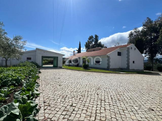 Casa térrea com piscina