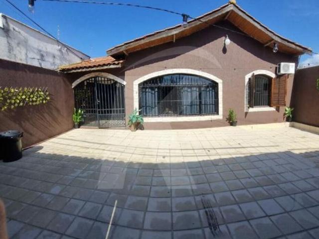 Casa térrea com piscina, 2 dormitórios 1 suíte, 4 vagas, à Venda em Santa Teresinha