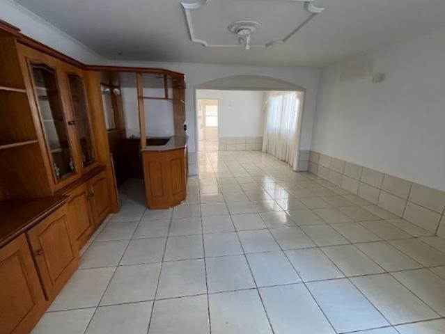 Casa Térrea com Piscina, 3 Dormitórios e Possibilidade para 4º Dormitório