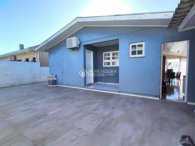 Casa terrea com piscina terreno 13 x 30 em Imbé 3 quartos sendo uma suíte