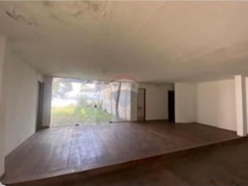 Casa térrea com Piscina e amplo terreno no Jardim dos Estados