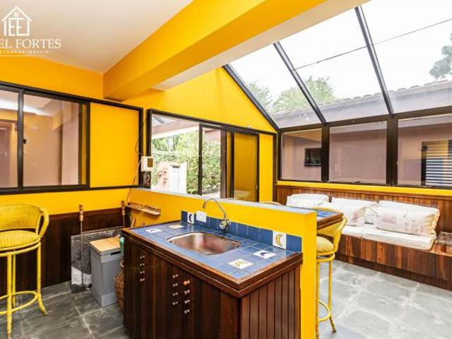 Casa Térrea com Quintal Amplo de 293m² à Venda no Cristo Rei