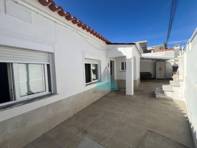 Casa térrea com quintal e churrasqueira Quinta do Chegadinho Cova da Piedade ler anuncio