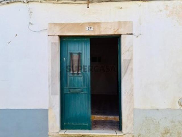 Casa Térrea com Quintal no Centro de Borba | T1+1