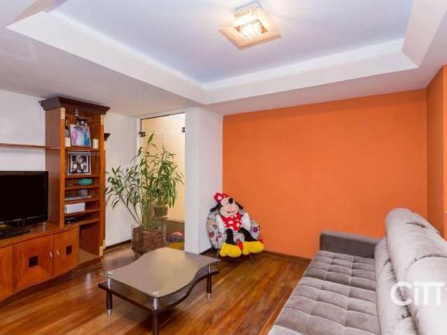 Casa térrea com terreno de 1.450 m² perfeito para que não quer escada e ter jardim ao seu dispor.