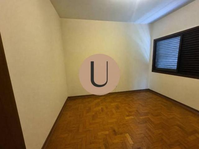 CASA TERREA COM TERRENO EM DECLIVE COM EXCELENTE POTENCIAL PARA ATUALIZAÇÃO