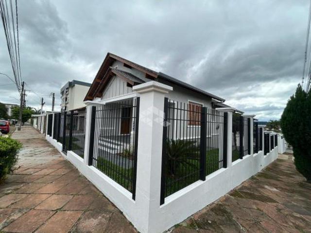 Casa térrea de 4 dormitórios no Bairro Goiás!