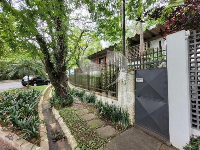 Casa térrea de 635m2 de terreno e 211m2 de construção em local de alto padrão no Jd. Marajoara