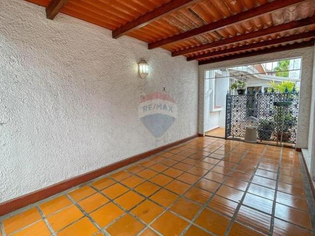 Casa térrea de 270m² com 3 quartos, 1 suíte master, 3 vagas, churrasqueira, no Jardim Social Curit