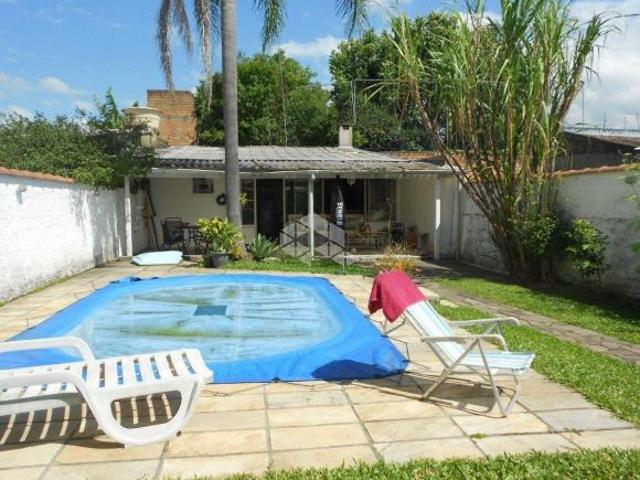 Casa térrea de 3 dormitórios com pátio e piscina em Ipanema