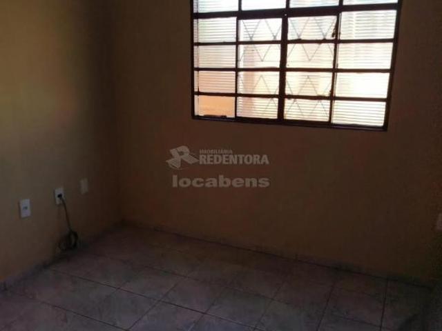 Casa térrea de esquina no Vila São Jorge, com 03 dormitórios e 02 vagas de garagem