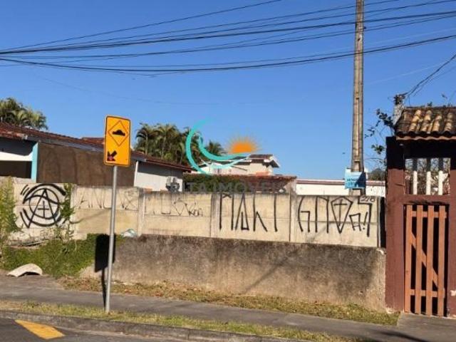 terreno plano, de esquina, localizada a apenas 200 metros de distância da praia