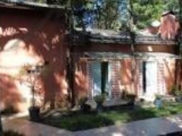 Casa térrea em terreno plano localizada em condomínio próximo a entrada da Serra
