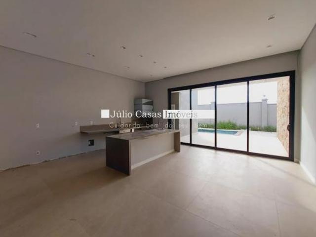 Casa térrea em condomínio com 4 suítes