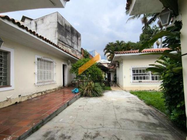 Casa Térrea em Estilo Colonial com Amplo Terreno e Piscina
