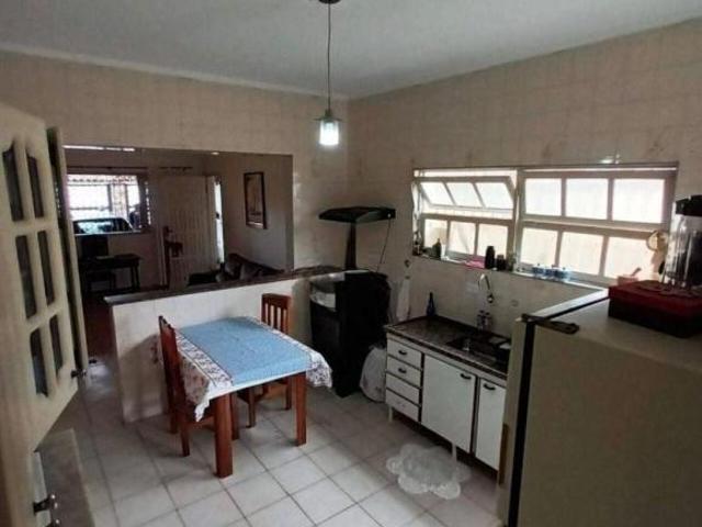 Casa terrea em excelente localização, com 2 quartos sendo 1 suite, sala ampla, quintal com churrasqu