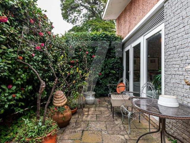 Casa térrea em rua tranquila e segura, com 408 m² de terreno e 180 m² de área construída