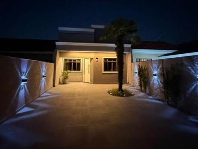 CASA TÉRREA EM SÃO JOSE DOS PINHAIS COSTEIRA