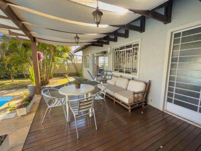 Casa Térrea em Santa Felicidade: 266m² Privativos, Piscina, Edícula e Terreno Gigante de 723m²