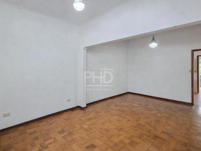 Casa térrea em SBC com terreno de 439m², 2 dormitórios, até 5 vagas e edícula independente, próxima