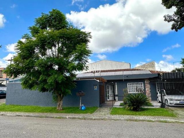 Casa térrea espaçosa com piscina no Xaxim