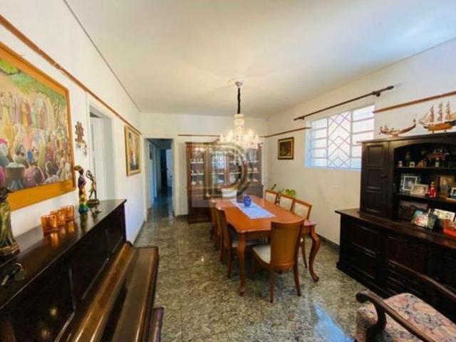 Casa térrea espaçosa e muito bem conservada. 3 dormitórios 1 suíte Garagem ampla
