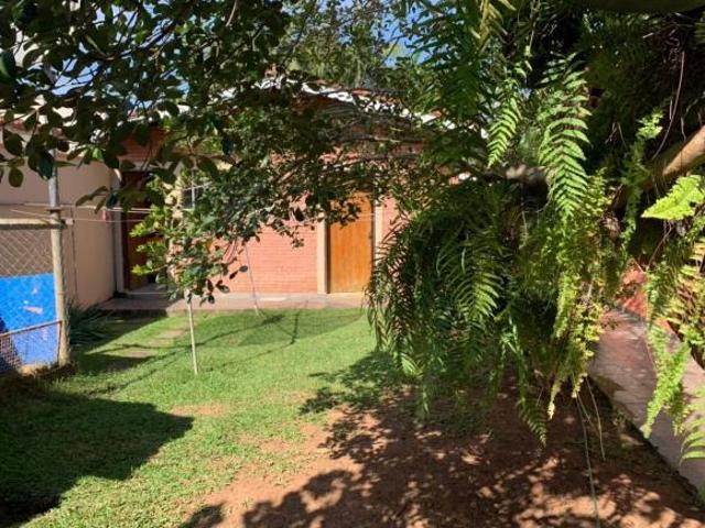 CASA TÉRREA, ESTILO CHÁCARA, COM 06 DORMITÓRIOS EM BAIRRO NOBRE