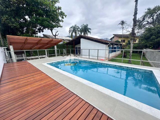 Casa térrea fora de condomínio para férias em Juquehy!