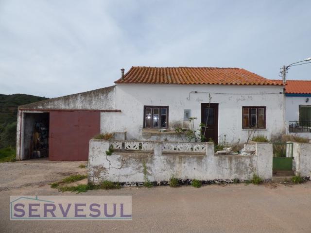 Casa térrea geminada para restaurar com 2 quartos, terreno de 2880m2, localizada a 10 minutos de São Bartolomeu de Messines e a 15 minutos de Silves