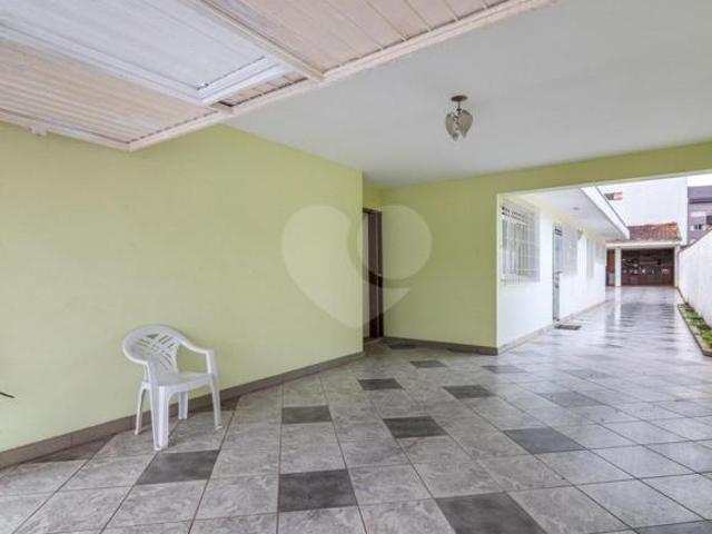 Casa térrea mobiliada com 3 quartos e 6 vagas de garagem