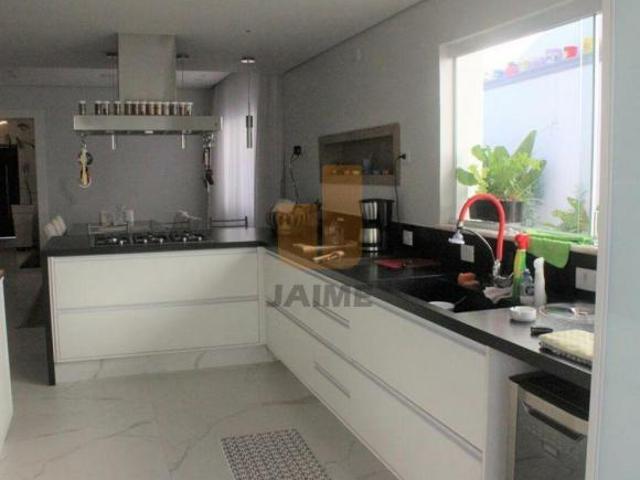 Casa térrea, moderna e reformada com 4 dormitórios sendo 3 suítes e 5 vagas Pacaembu