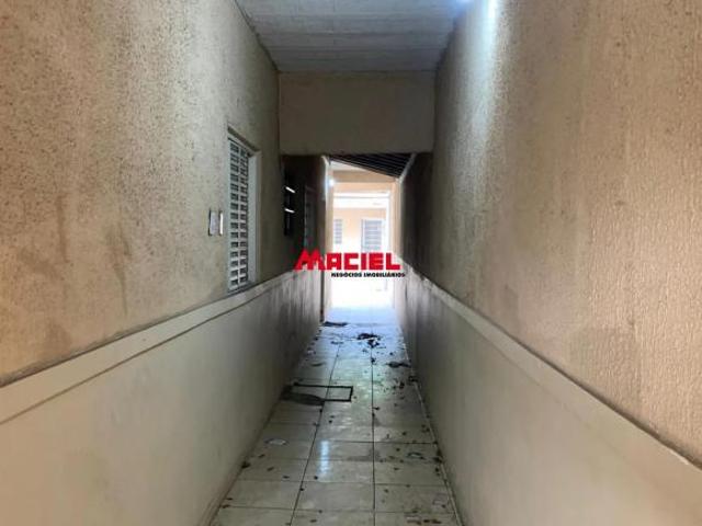 Casa Térrea NÃO POSSUI HABITE SE/VENDA SOMENTE A VISTA com Excelente Localização e Amplo Quintal no