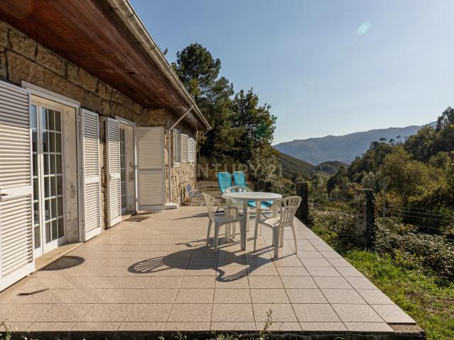 Casa Térrea na zona do Gerês / Braga – 10.000 m² de terreno Plano