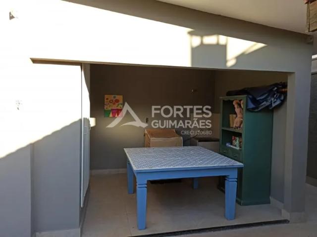 Casa Térrea na avenida Santa Luzia com 177m², 3 quartos sendo 1 suíte e com armários, 2 banheiros se